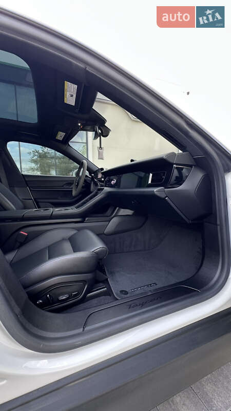 Седан Porsche Taycan 2021 в Києві