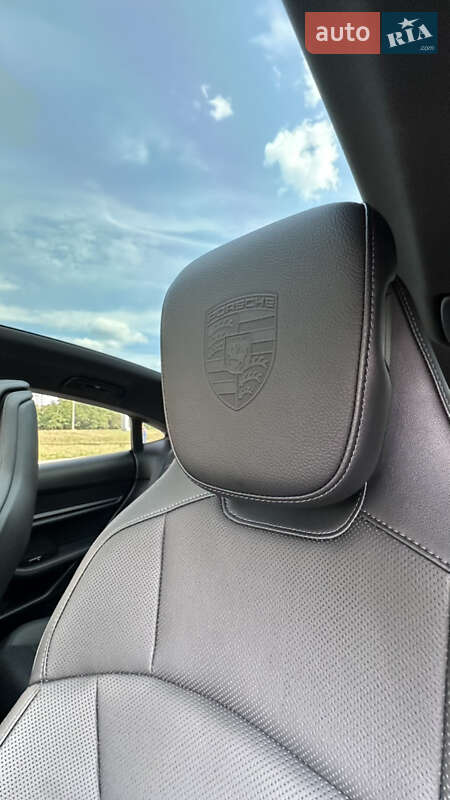 Седан Porsche Taycan 2021 в Києві