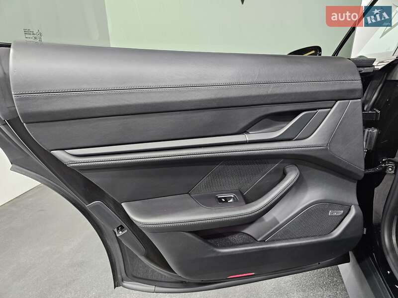 Седан Porsche Taycan 2021 в Киеве