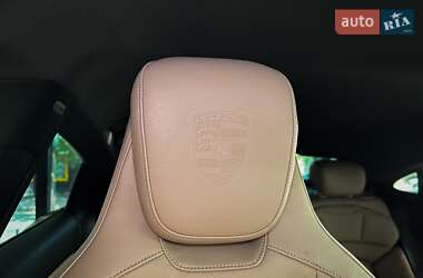 Седан Porsche Taycan 2020 в 