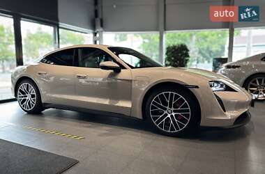 Седан Porsche Taycan 2020 в 