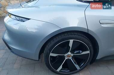 Седан Porsche Taycan 2021 в 