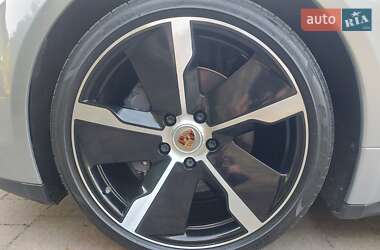 Седан Porsche Taycan 2021 в 