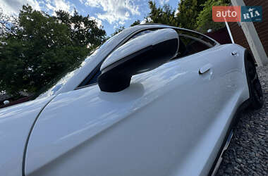 Седан Porsche Taycan 2021 в 