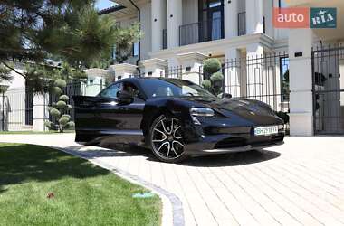 Седан Porsche Taycan 2023 в 