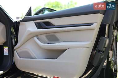 Седан Porsche Taycan 2023 в 
