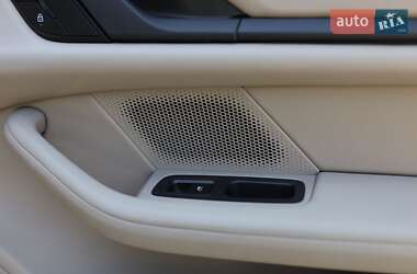 Седан Porsche Taycan 2023 в 