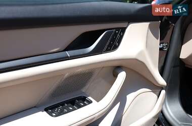 Седан Porsche Taycan 2023 в 