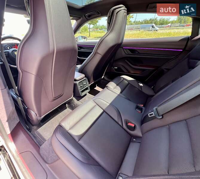 Седан Porsche Taycan 2020 в Киеве