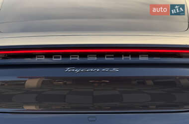 Седан Porsche Taycan 2020 в 