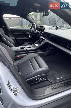 Седан Porsche Taycan 2024 в 