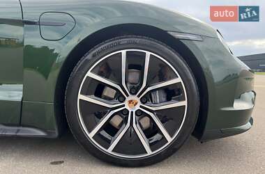 Седан Porsche Taycan 2024 в 