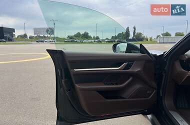 Седан Porsche Taycan 2024 в 
