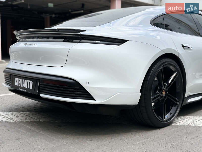 Седан Porsche Taycan 2020 в Києві