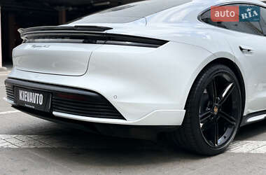Седан Porsche Taycan 2020 в 
