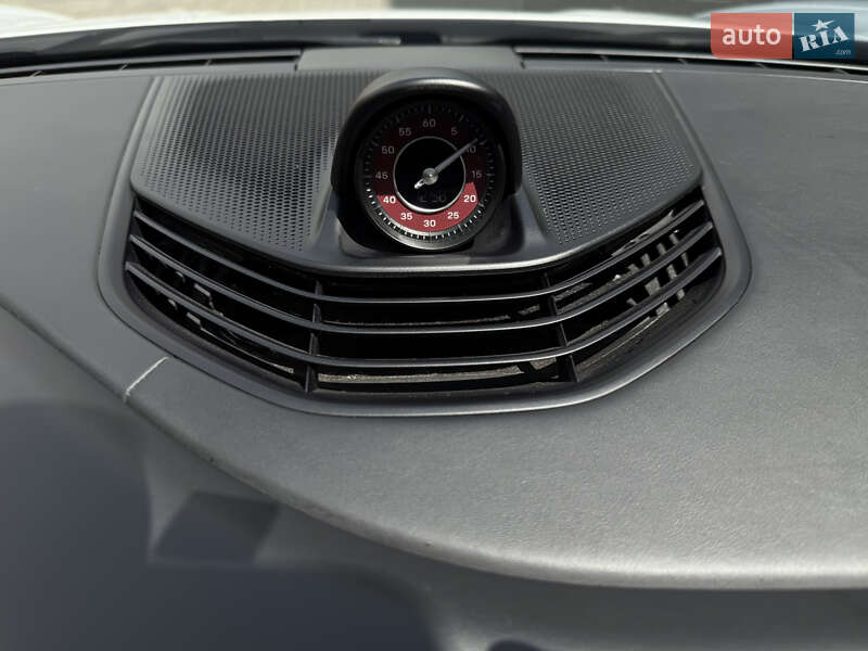 Седан Porsche Taycan 2020 в Києві