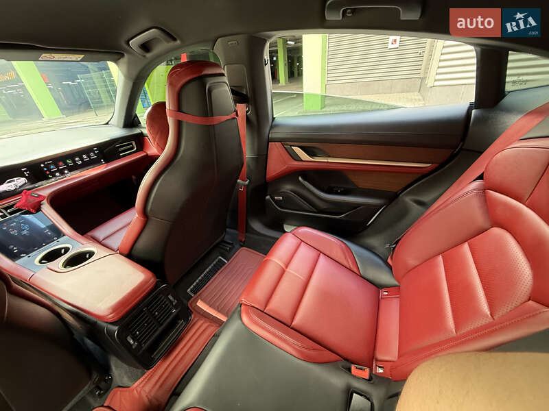 Седан Porsche Taycan 2020 в Києві