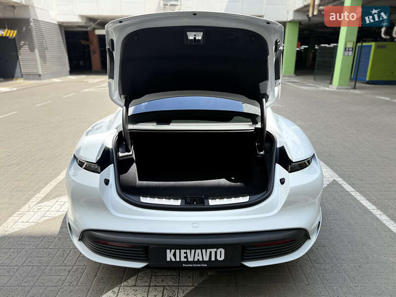Седан Porsche Taycan 2020 в Києві