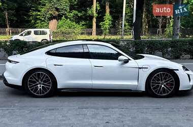 Седан Porsche Taycan 2023 в 
