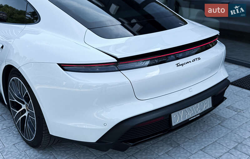 Седан Porsche Taycan 2023 в Львові