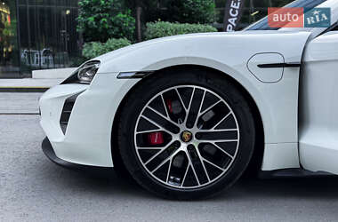 Седан Porsche Taycan 2023 в 