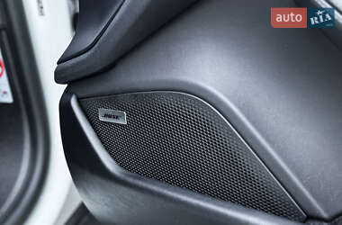 Седан Porsche Taycan 2023 в 