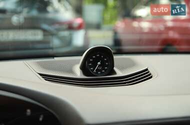 Седан Porsche Taycan 2023 в 