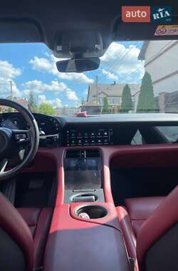 Седан Porsche Taycan 2020 в 