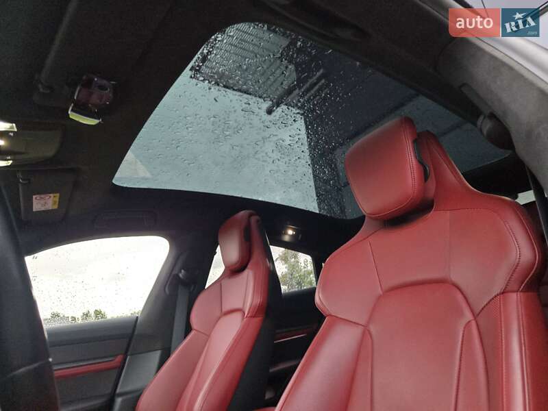 Седан Porsche Taycan 2021 в Киеве