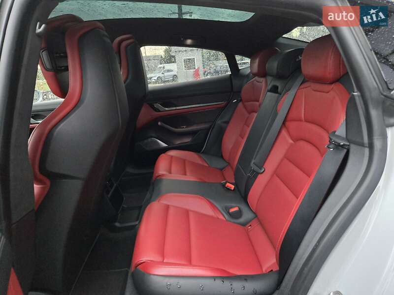 Седан Porsche Taycan 2021 в Киеве