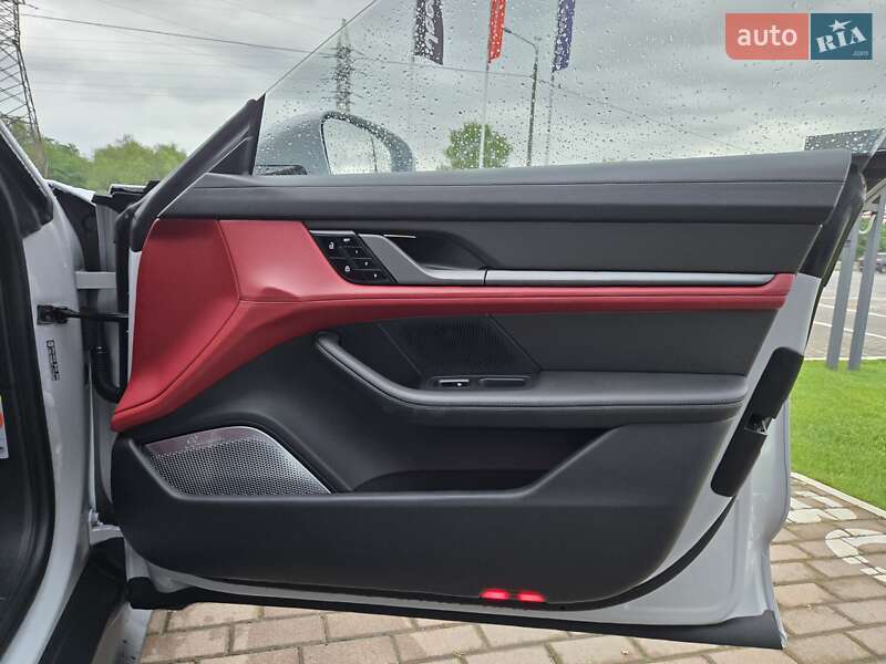 Седан Porsche Taycan 2021 в Киеве