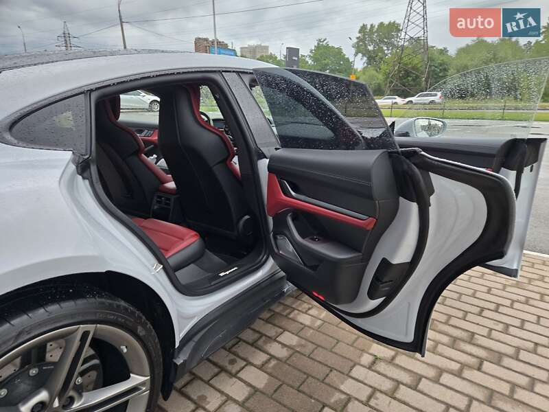 Седан Porsche Taycan 2021 в Киеве