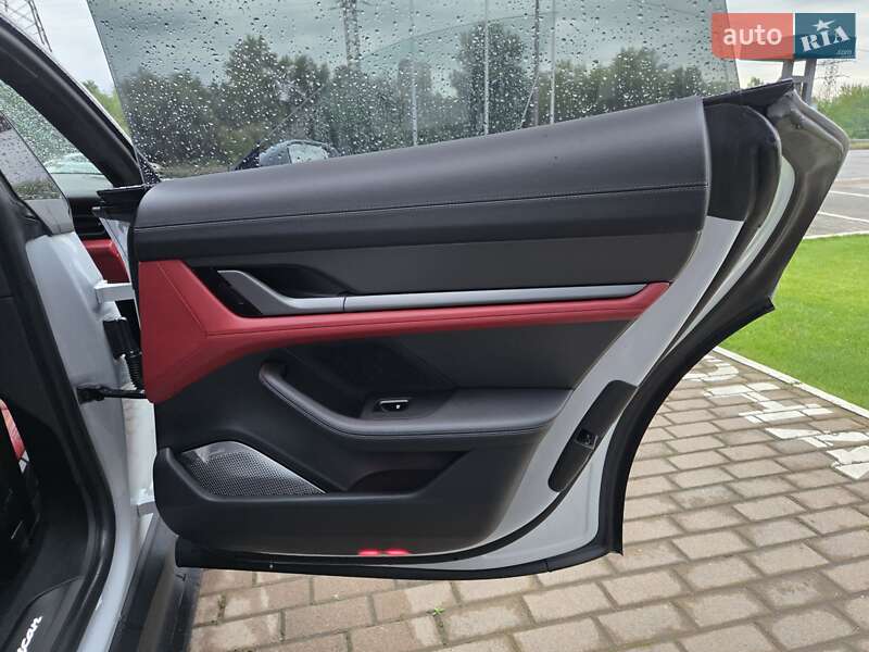 Седан Porsche Taycan 2021 в Киеве