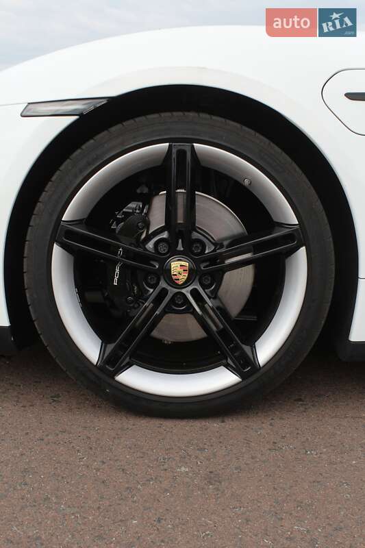Седан Porsche Taycan 2025 в Киеве