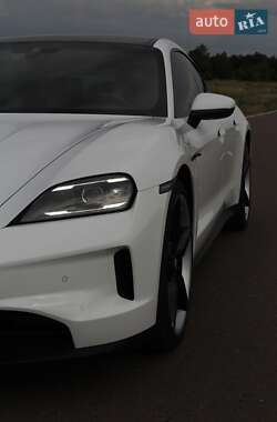 Седан Porsche Taycan 2025 в 