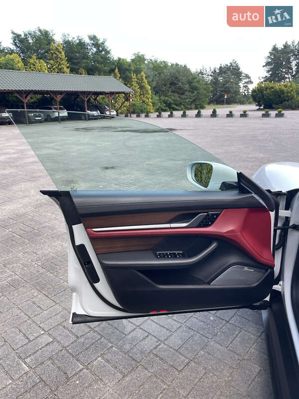 Седан Porsche Taycan 2020 в Львове