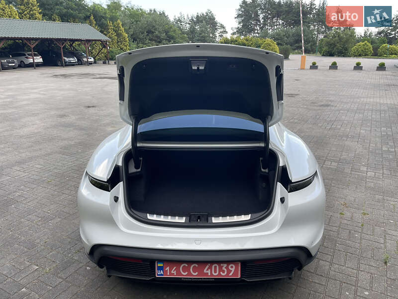 Седан Porsche Taycan 2020 в Львове