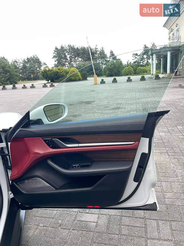 Седан Porsche Taycan 2020 в Львове