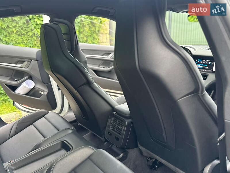 Седан Porsche Taycan 2022 в Коломые