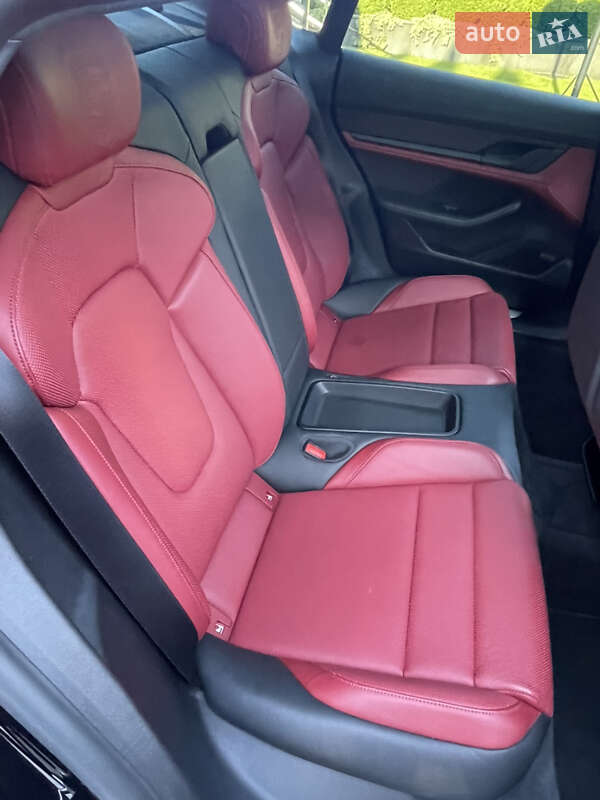 Седан Porsche Taycan 2021 в Ровно