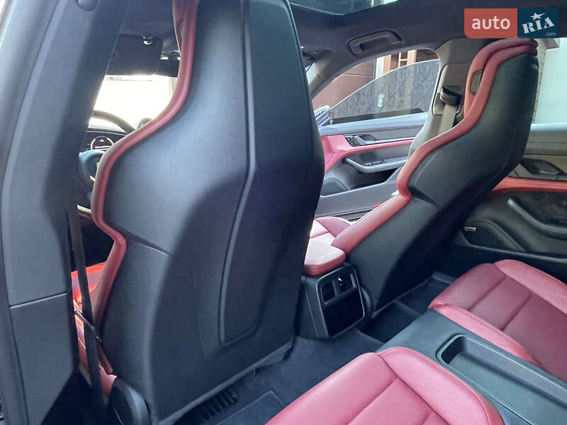 Седан Porsche Taycan 2021 в Ровно