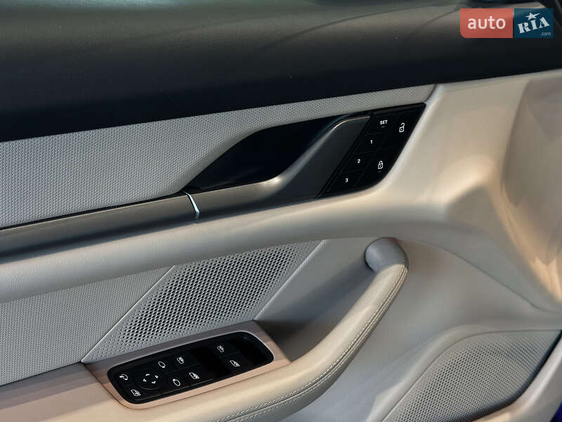 Седан Porsche Taycan 2025 в Одессе