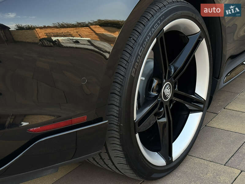 Седан Porsche Taycan 2020 в Рівному