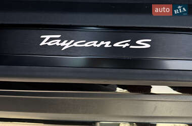 Седан Porsche Taycan 2020 в 