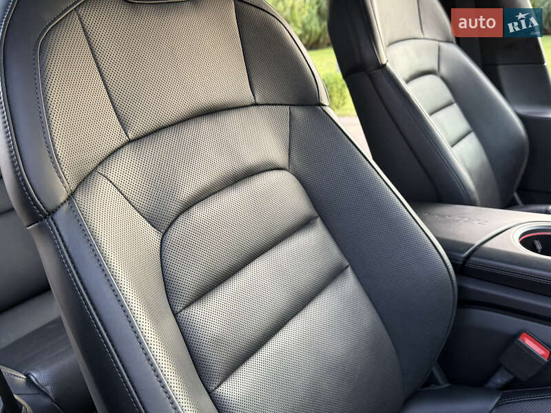 Седан Porsche Taycan 2020 в Рівному