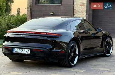 Седан Porsche Taycan 2020 в 