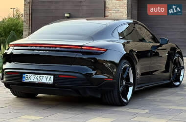 Седан Porsche Taycan 2020 в 