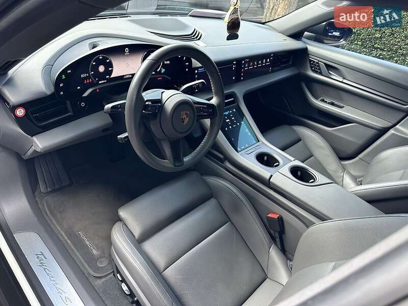 Седан Porsche Taycan 2020 в Киеве