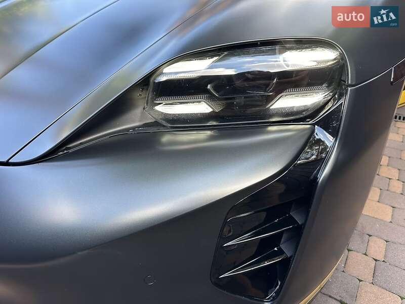 Седан Porsche Taycan 2020 в Киеве
