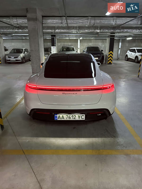 Седан Porsche Taycan 2022 в Киеве